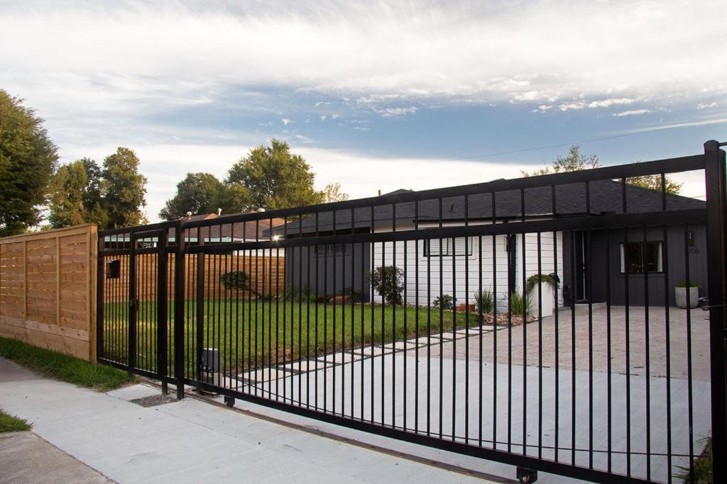 The Gated Modern Home Near Nrg And Medical Center Houston Exterior photo