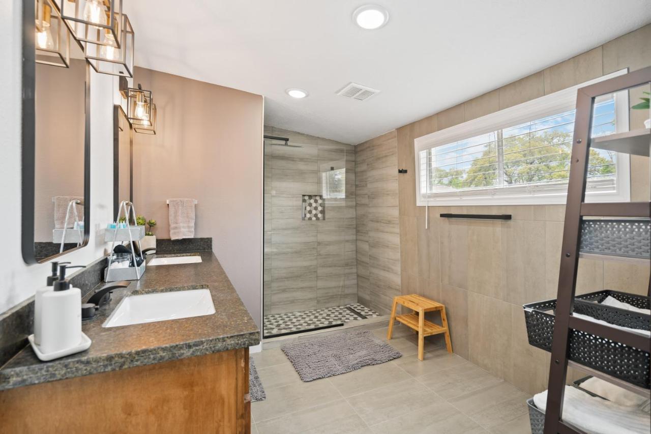 The Gated Modern Home Near Nrg And Medical Center Houston Exterior photo