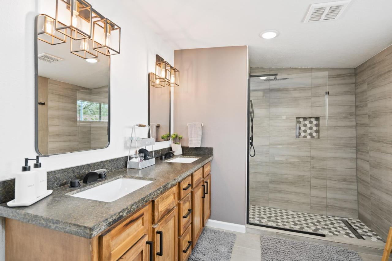 The Gated Modern Home Near Nrg And Medical Center Houston Exterior photo